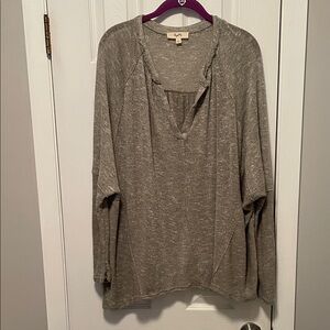 Gray Women's Top Size L from Buckle. Slit on the back. Super cute